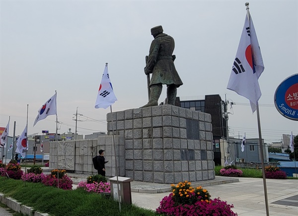 한 시민이 백야 김좌진 장군 동상을 바라보면서 이 모습을 사진에 담기도 했다.