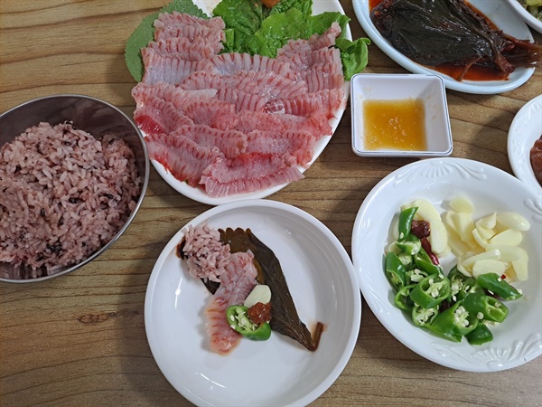  깻잎장아찌에 밥과 황가오리회를 싸 먹어보니 그 맛이 참으로 경이롭다. 