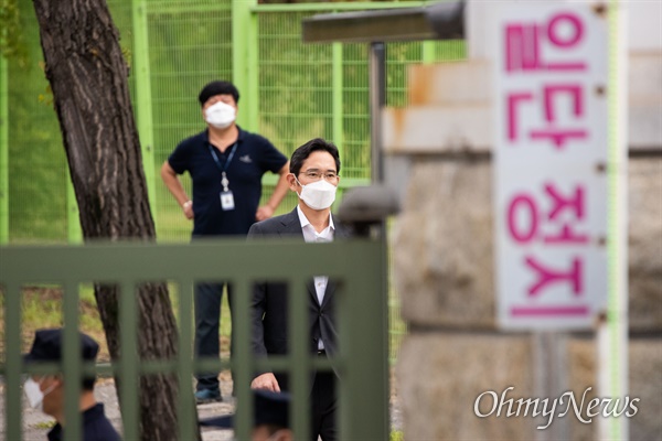 2021년 8월 13일 당시 이재용 삼성전자 부회장이 경기도 의왕 서울구치소에서 가석방 되어 출소 하고 있다. 
