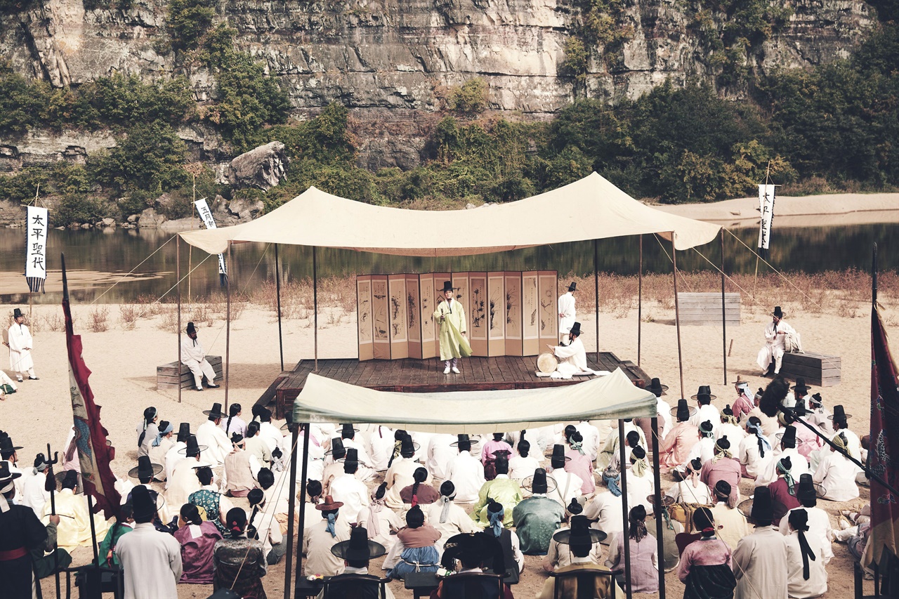 영화 <도리화가>의 한 장면. 우리 협동조합에 관해 만들어진 '아니리'는 이렇게 공연된 게 아니라, 두세 명이 모여 속닥속닥 전해졌을 것이다.