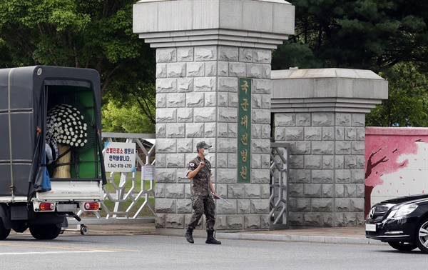  14일 대전 유성구 국군대전병원에서 장병이 출입 절차를 밟기 위해 차량을 세우고 있다. 국군대전병원에는 남성 상사에게 성추행 피해를 입었다는 신고를 한 후 숙소에서 숨진 채 발견된 해군 여성 중사 빈소가 마련됐다. 