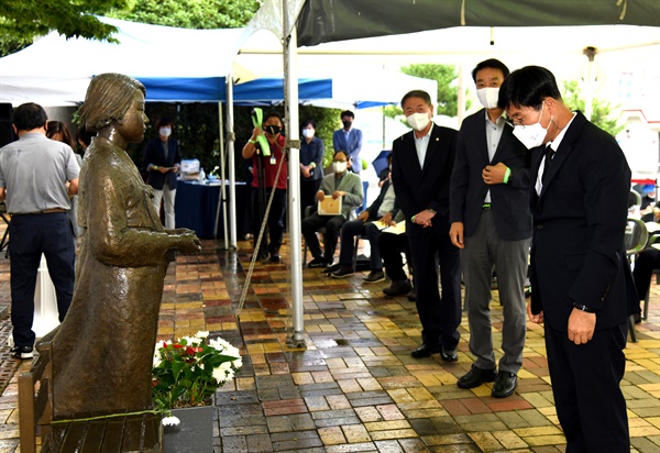 변광용 거제시장이 14일 거제문화예술회관 소공원 내 평화의소녀상 앞에서 열린 기념식에 참석했다.