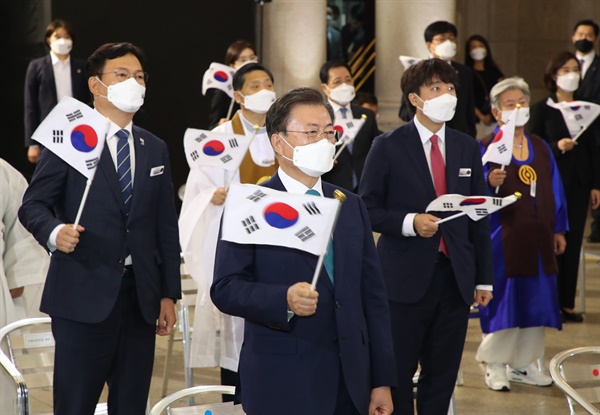 문재인 대통령이 15일 서울 중구 문화역서울284에서 열린 제76주년 광복절 경축식에서 참석자들과 함께 광복절 노래를 제창하고 있다. 