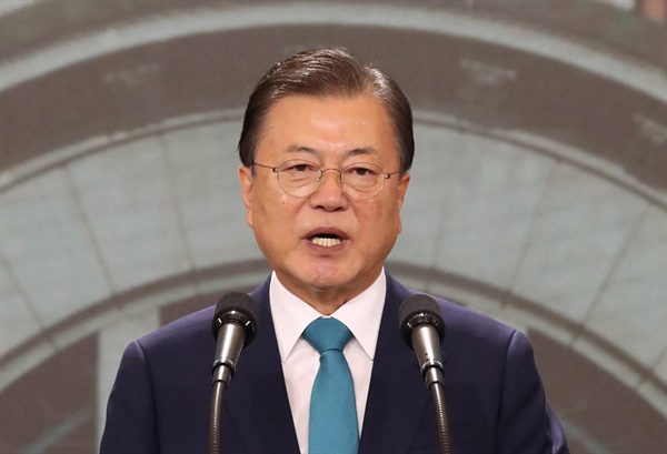 문재인 대통령이 15일 서울 중구 문화역서울284에서 열린 제76주년 광복절 경축식에서 경축사를 하고 있다. 