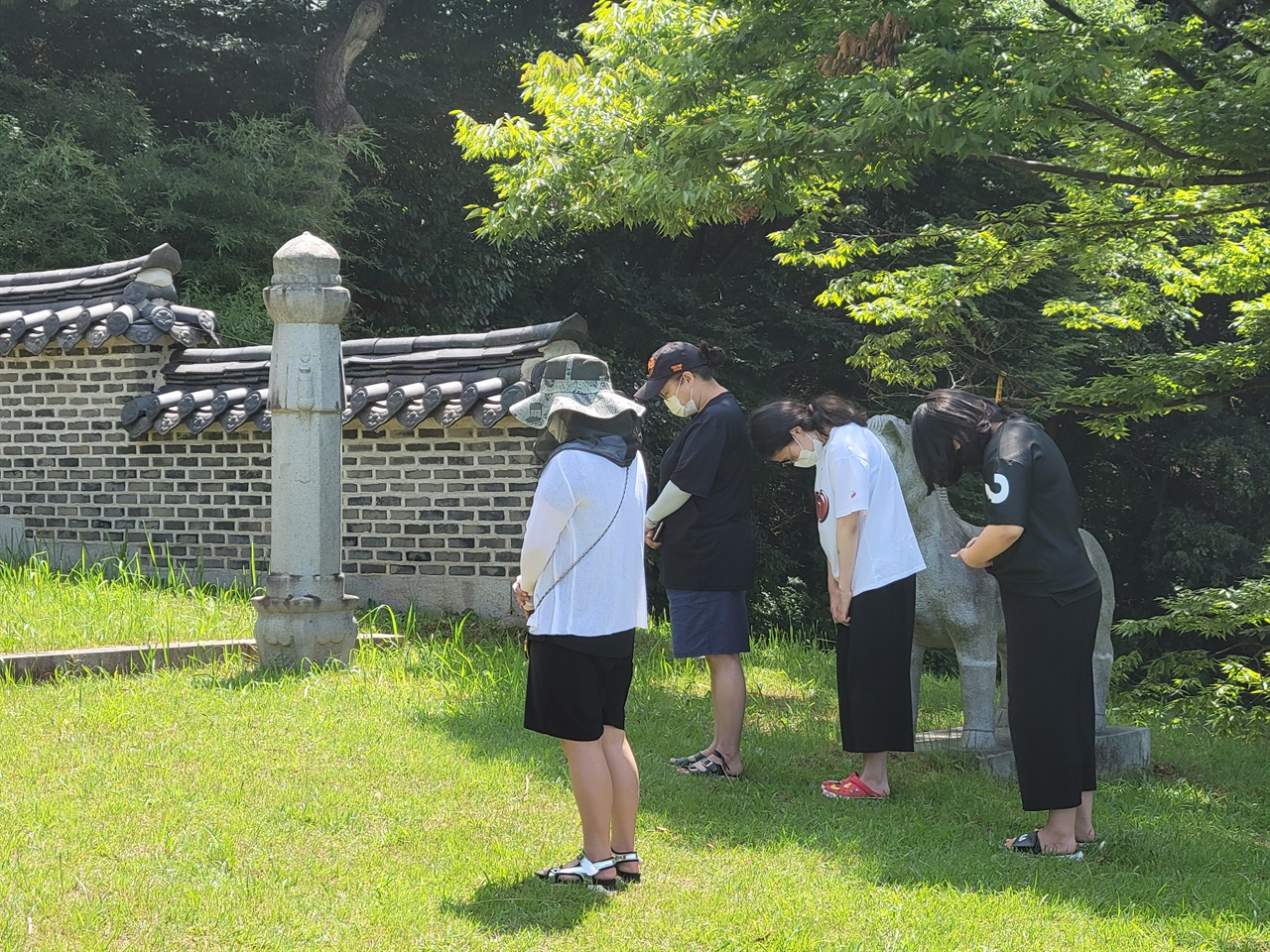 김좌진 장군의 묘소를 찾은 가족 단위 관광객들이 묵념하며 추모했다.