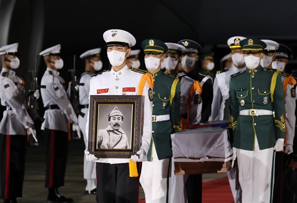 한국 도착한 홍범도 장군 유해 특별기를 통해 15일 서울공항에 도착한 홍범도 장군의 유해가 하기 되고 있다. 2021.8.15