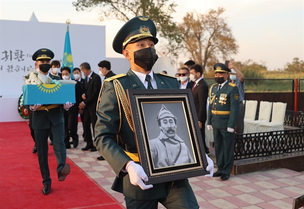 14일 카자흐스탄 크즐오르다 홍범도 장군 묘역에서 열린 추모식이 끝난 뒤 홍범도 장군의 영정과 유해가 임시 안치소로 향하고 있다. 2021.8.15