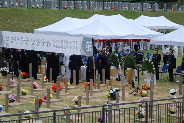 지난 8일 대전현충원 제7장병묘역에서는 전 합참의장인 윤용남 예비역 육군대장의 안장식이 열렸다. 또 한명의 장성이 다른 사병들과 함께 장병묘역에 안장됐다. 