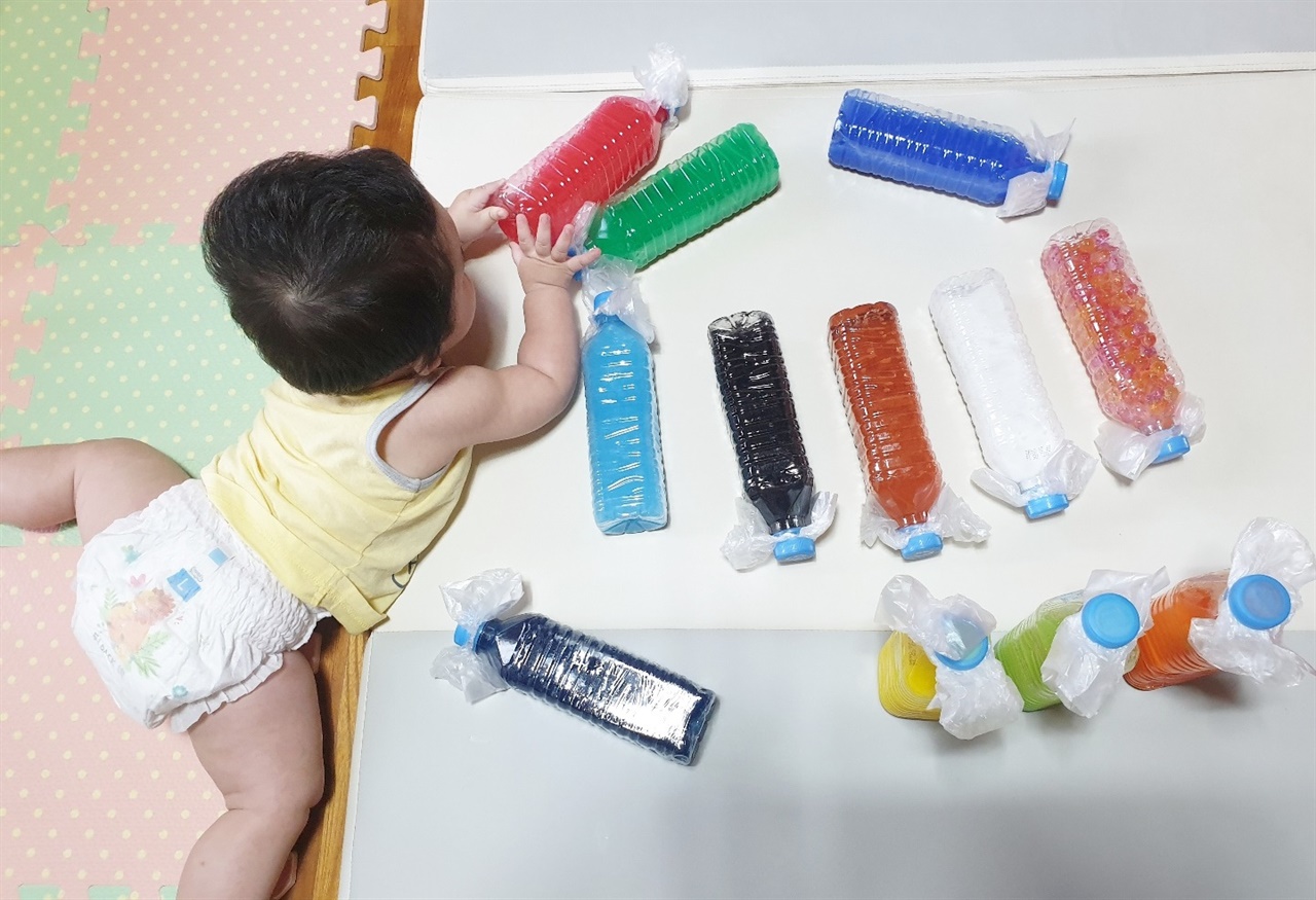 사용한 페트병을 재활용한 아기 미술 놀이