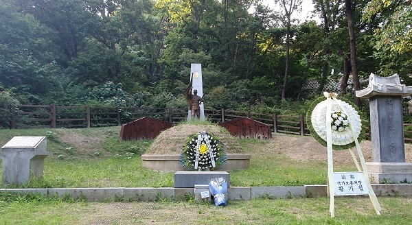15일 오후 광복군 무후 합동묘지에 황기철 보훈처장과 박용진 더불어민주당 대선 경선 후보의 조화가 놓여 있는 모습이다.