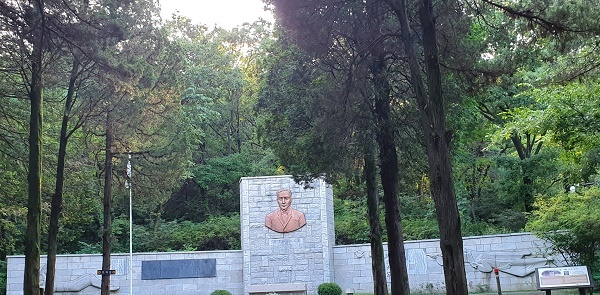 일성 이준 열사의 묘소이다.