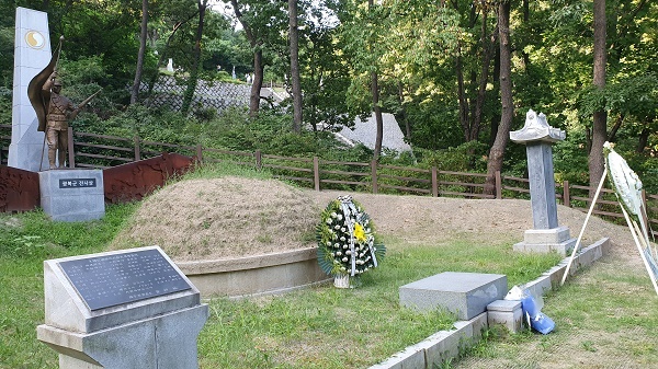 무후 광복군 17위 합동묘지이다.