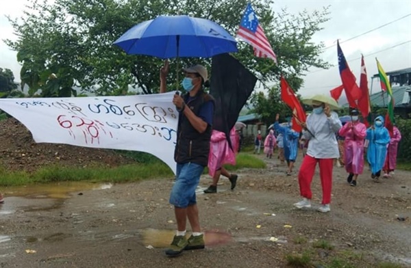 16일 카친주 파깐시 롱킨구 시민들이 반독재 시위.
