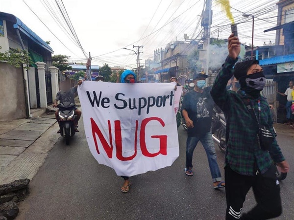 16일 만달레이주 아웅몌이다잔구 시민들이 국민통합정부를 지지하며 반독재 시위