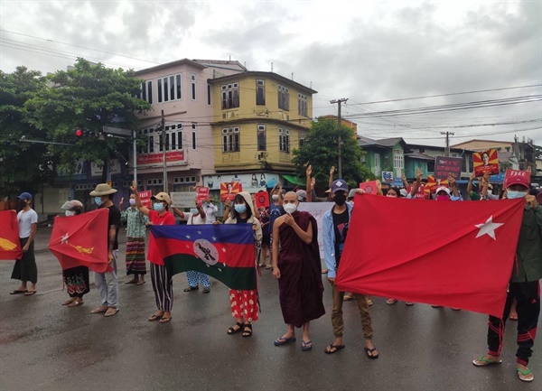 16일 사가잉주 까레시 승려와 시민들이 국민통합정부를 지지하며 반독재 시위