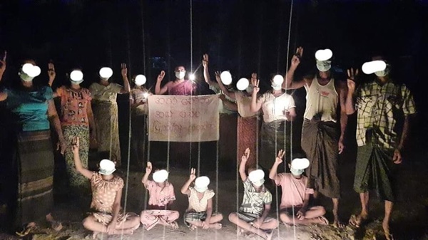 15일 밤 만달레이시 피지타곤구에서 수배자 승려와 제자들의 촛불 시위