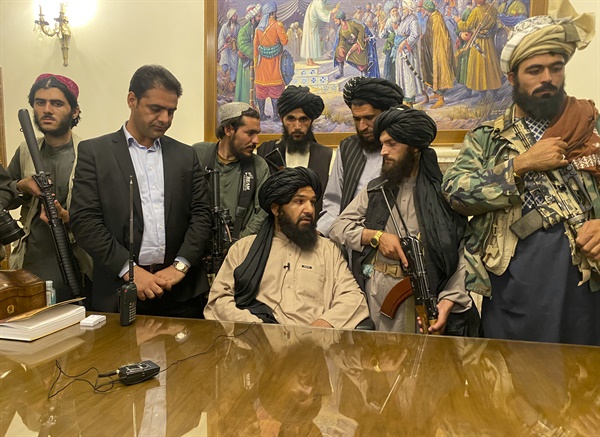 아프가니스탄 무장단체 탈레반 조직원들이 8월 15일(현지시간) 수도 카불에 위치한 대통령궁을 장악한 모습. 아프간을 장악한 탈레반은 이날 대통령궁도 수중에 넣은 뒤 "전쟁은 끝났다"며 사실상 승리를 선언했다. 아슈라프 가니 아프간 대통령은 앞서 이날 탈레반이 카불에 입성한 직후 국외로 도피했다.