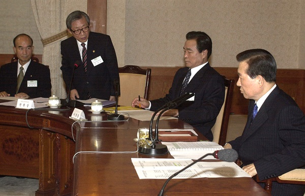 김대중 대통령이 2001년 7월 20일 오전 청와대에서 당정과 교육관계자들이 참석한 가운데 한완상 교육부총리로부터 교육여건개선 추진계획을 보고받고 있다.