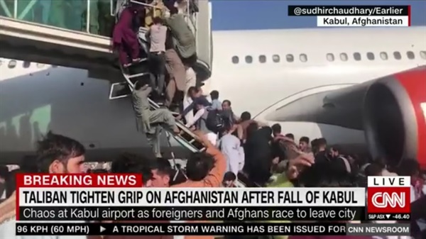 탈레반 정권을 피해 아프가니스탄을 떠나려는 주민들이 몰려 혼란이 벌어진 카불 공항 상황을 전하는 CNN 방송 갈무리.