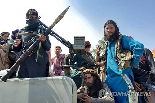 이슬람 무장 조직 탈레반이 15일 아프가니스탄 수도 카불에 진입하고 아프간 정부가 사실상 항복 선언을 하는 등 사태가 급박하게 전개되자 현지 한국대사관에도 비상이 걸렸다. 사진은 아프가니스탄 라그만 지방의 탈레반 대원들. 2021.8.15