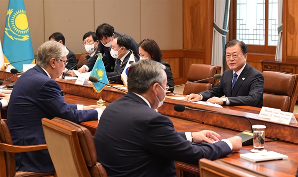 문재인 대통령이 17일 청와대에서 열린 한-카자흐스탄 정상회담에서 인사말을 하고 있다. 2021.8.17