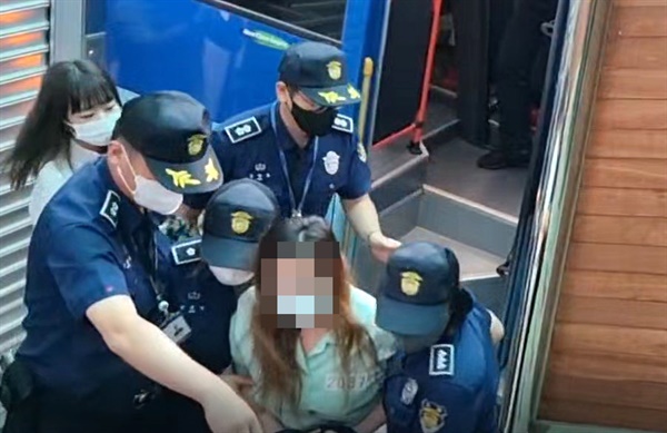 경북 구미에서 숨진 3세 여아의 친모로 밝혀진 석아무개씨가 17일 오후 재판을 받기 위해 호송차에서 내리고 있다.