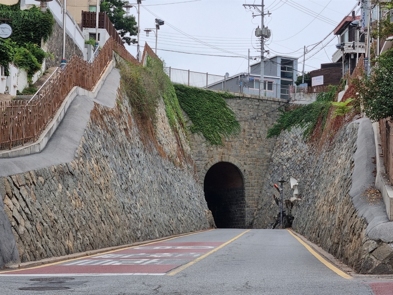 시간이 지날수록 일본인들이 살던 구획은 점점 포화상태로 접어들어 그 구역을 확장하기 위해 인천항에서 동인천으로 들어가는 산을 깎아 홍예문을 조성했다.