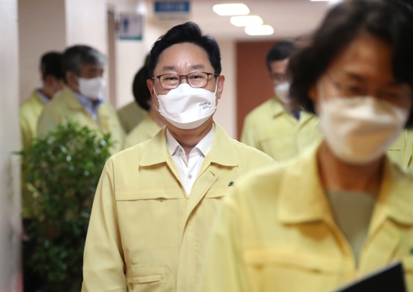 박범계 법무부 장관이 17일 정부서울청사에서 열린 국무회의에 참석하고 있다.