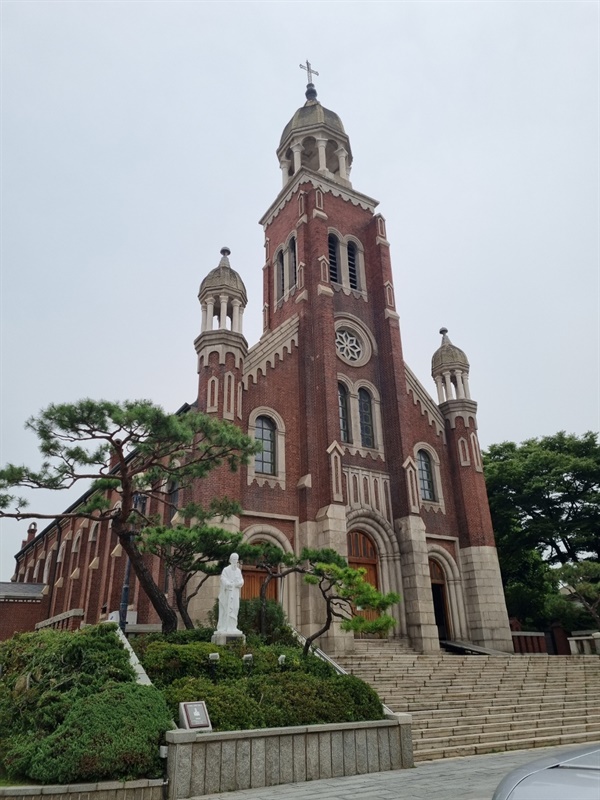 인천을 대표하는 건축물, 답동성당 우리나라에서 두번째로 오래된 성당, 답동성당은 우리나라의 근현대사 중심에 서서 많은 영향을 끼쳤다. 현재도 인천 주교좌 성당의 지위를 유지하고 있다.