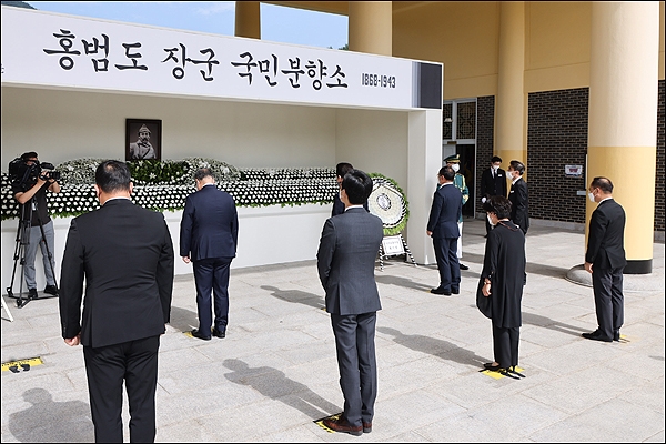 허태정 대전시장은 17일 오전 대전현충원 현충탑에 마련된 홍범도 장군 국민분향소를 찾아 추모했다.