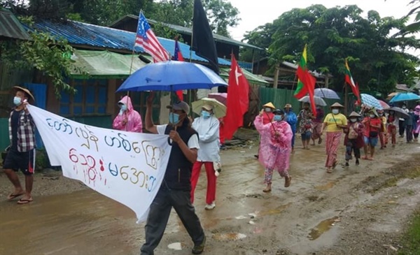 17일 아침 파칸시(까친주) 론킨 마을 주민들의 우중 시위