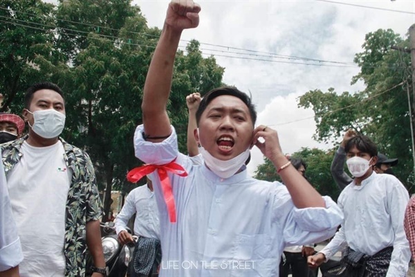 17일 만달레이 대학생들, 16일 동료 학생  쩌티하, 맙티 체포에 항의.