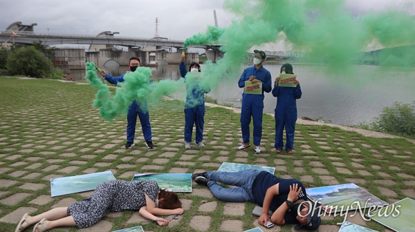 환경운동연합은 18일 오전 대구시 달성군 다사읍 강정보 앞에서 기자회견을 가진 후 녹색 연막탄을 터뜨리는 퍼포먼스를 진행했다.