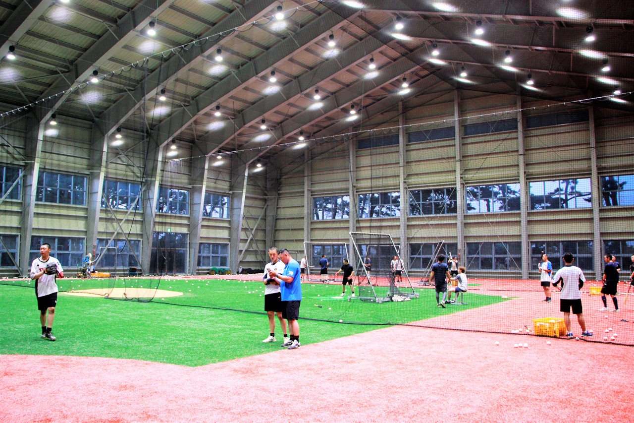  강릉고등학교 실내야구연습장에서 야구부 선수들이 훈련을 이어가고 있다.