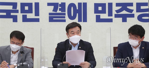  더불어민주당 윤호중 원내대표(가운데)가 19일 서울 여의도 국회에서 열린 정책조정회의에서 발언하고 있다. 
