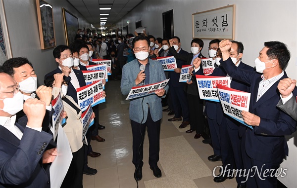  국민의힘 김기현 원내대표와 의원들이 19일 서울 여의도 국회 문화체육관광위원회 앞에서 더불어민주당의 언론중재법 개정 시도에 대해 규탄하고 있다.