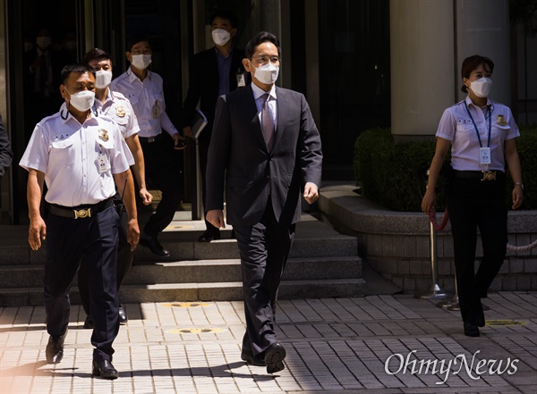 이재용 삼성전자 부회장이 가석방된 지 6일째인 8월 19일 오전 서울 서초구 서울중앙지법에서 오전 공판을 마치고 법원을 빠져나가고 있다.