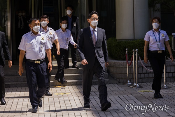 이재용 삼성전자 부회장이 가석방 된지 6일째인 19일 오전 서울 서초구 서울중앙지법에서 오전 공판을 마치고 법원을 빠져나가고 있다.