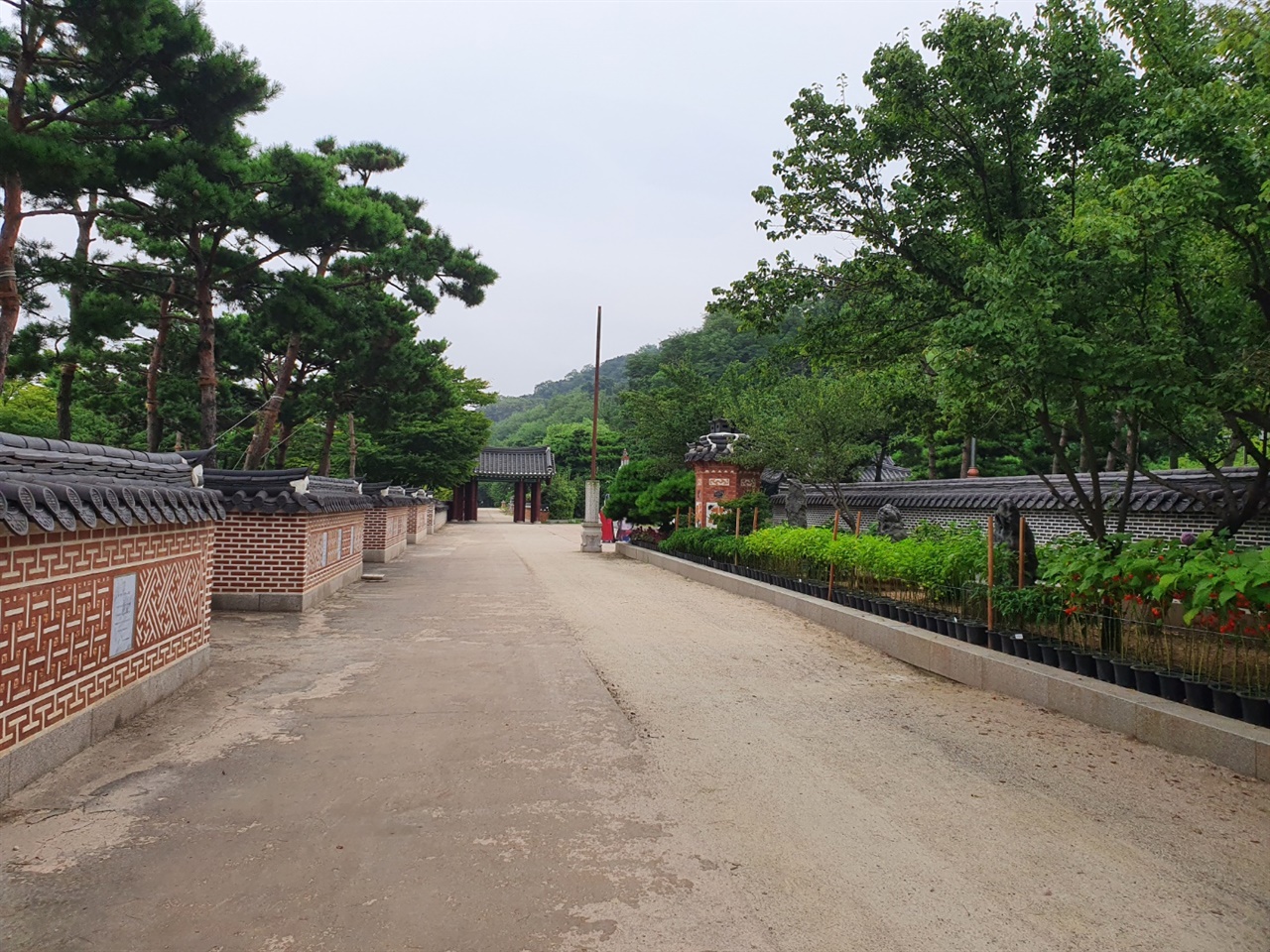 예전에 군부대가 주둔했던 월미공원의 한국전통정원은 궁궐, 민가의 원림들을 재현해 놓은 공원이다.