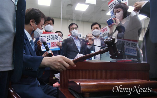 국민의힘 반발에도 '징벌적 손해배상' 언론중재법 통과 도종환 국회 문화체육관광위원장이 19일 서울 여의도 국회 문화체육관광위원회 전체회의에서 국민의힘 의원들의 항의 가운데 '징벌적 손해배상' 언론중재법 개정안을 통과 시키고 있다.