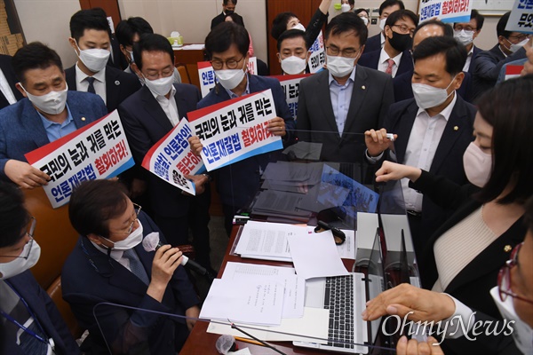  국민의힘 배현진 의원 등이 19일 오전 국회 문화체육관광위원회 전체회의에서 언론중재법 개정안을 통과시키려는 도종환 위원장의 회의 진행를 막아서고 있다.