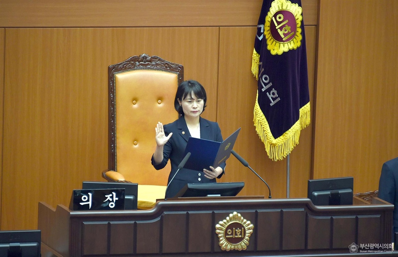 부산시의회 의장 당시 선서하는 박인영 시의원