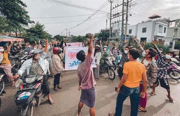 19일 만달레이 청소년들의 거리행진.