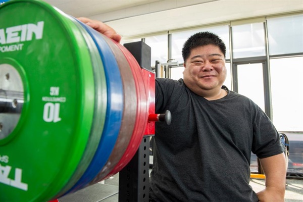 홍성군 장애인 직장운동경기부 소속 전근배 선수는 이번 도쿄패럴림픽 장애인역도 +107kg급 경기에 출전한다.
