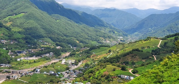 지리산 둘레길 중 이 구간은 지리산 산록에 조성된 녹차밭의 아름다운 경관을 감상하며 걸을 수 있다. 