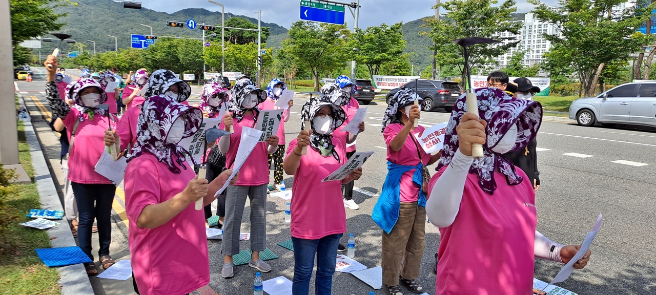 충남 여성농민들이 충남도청 앞에서 집회를 열고 있다. 