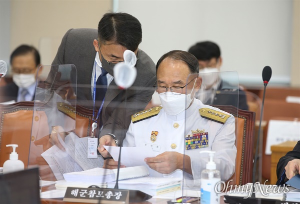 부석종 해군참모총장이 20일 오전 서울 여의도 국회에서 열린 국방위원회 전체회의에서 자료를 검토하고 있다.
