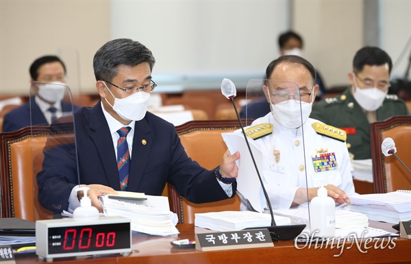 서욱 국방부 장관(왼쪽)과 부석종 해군참모총장이 20일 오전 서울 여의도 국회에서 열린 국방위원회 전체회의에 참석해 있다.