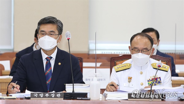 서욱 국방부 장관(왼쪽)과 부석종 해군참모총장이 20일 오전 서울 여의도 국회에서 열린 국방위원회 전체회의에 참석해 있다.