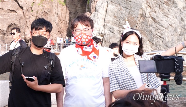 지난 15일 독도에서 대구사이버대 학생들과 함께 유튜브 방송을 하고 있는 홍석준 의원.